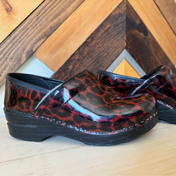 Dansko Red and Black Cheetah Clogs size 36 - Picture 2 of 6
